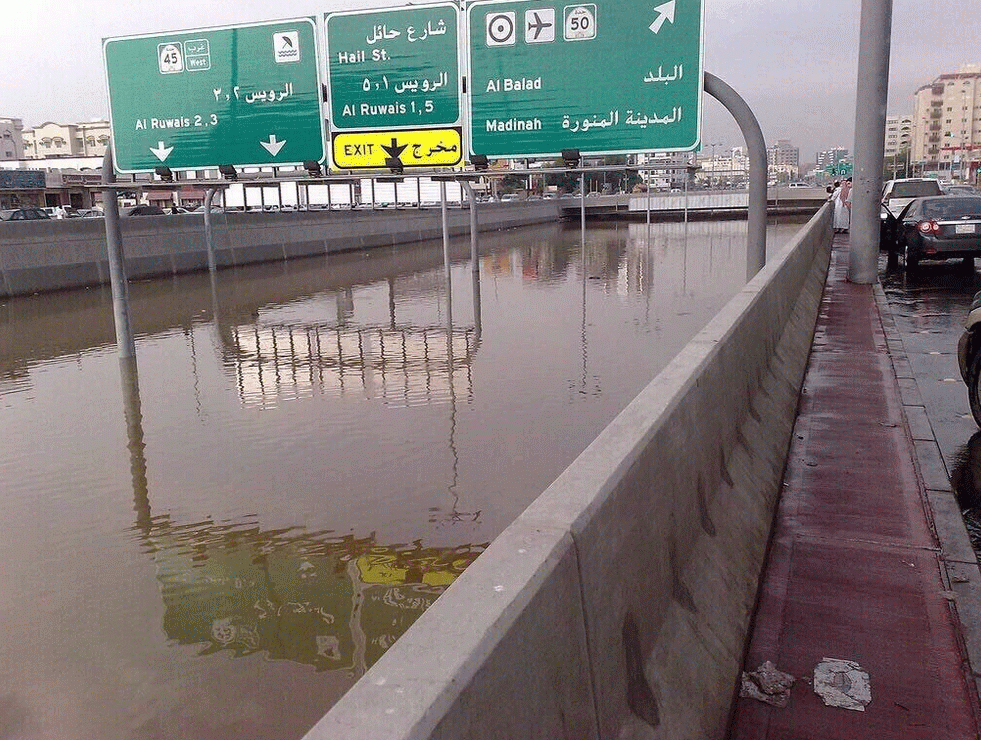 بالصور: السعودية.. فيضانات وسيول وتحذيرات للمواطنين!
