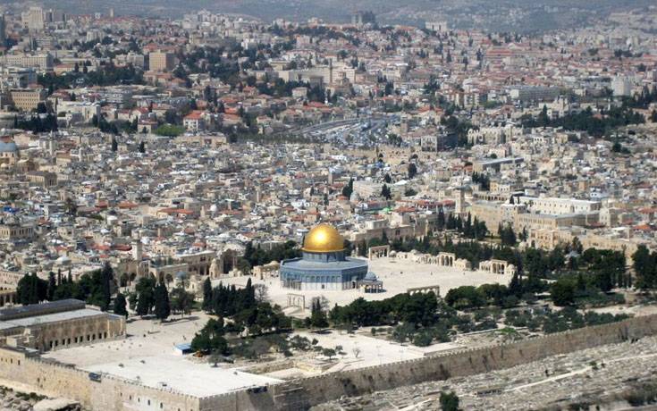 بالفيديو: يهود متطرفون يقتحمون المسجد الأقصى