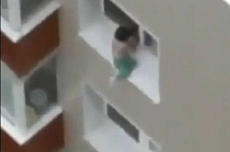 مشهد يخطف الأنفاس لطفل يلعب في شرفة عمارة شاهقة ...