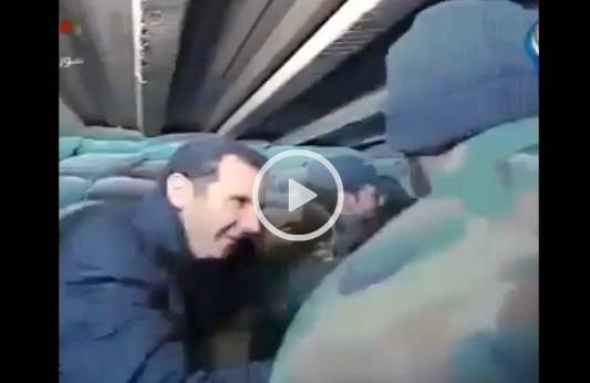 بالفيديو.. الرئيس الاسد يفاجئ الجنود بالحضور الى مرابض القتال