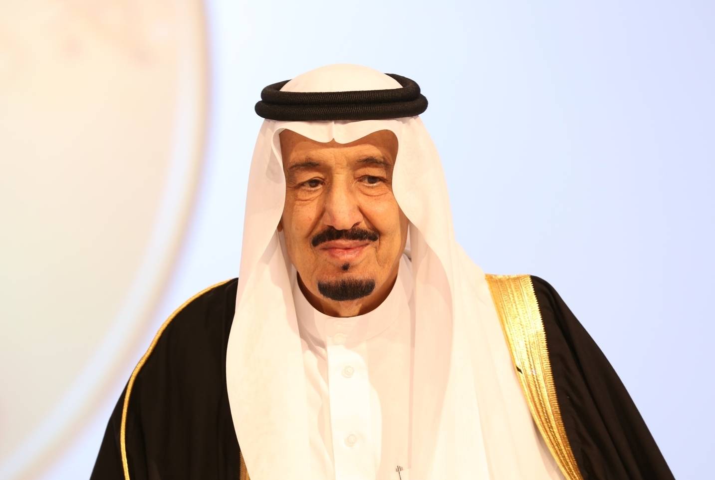 بـ350 دولار .. هذا ما اشتراه “ملك السعودية” خلال تجوله بأنطاليا