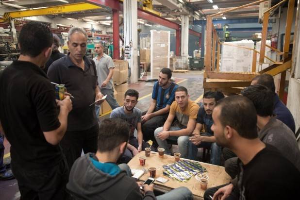 إسرائيل تعاقب “1200” عاملا فلسطينيا وتقول: اضطررنا إلى قطع أرزاقهم!!
