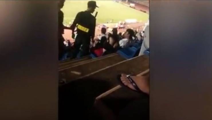 بالفيديو- رد فعل غريب لإمرأة تلقت صفعتين من شرطي خلال مباراة