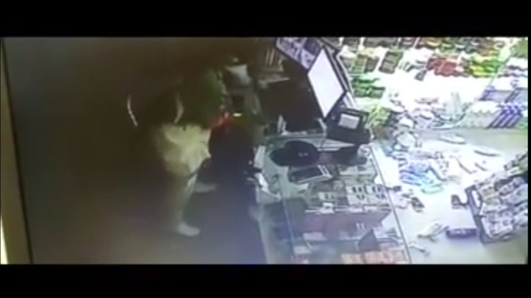 بالفيديو: سارق يقبل المصحف ويواصل سرقته!!