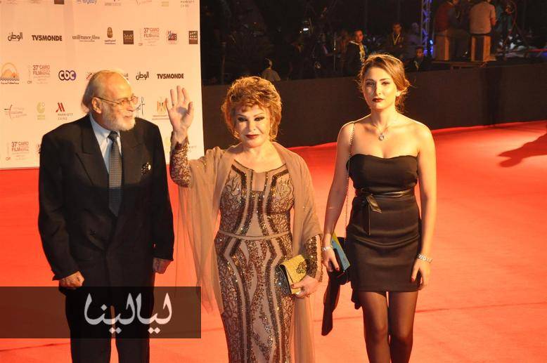 من هي الفتاة التي رافقت صفية العمري في مهرجان القاهرة؟