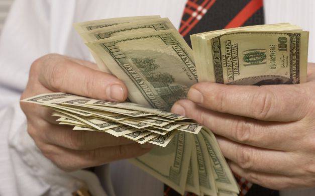 فضيحة: مؤسس كنيسة سنغافوري يختلس 35 مليون دوﻻر لدعم زوجته فى الغناء!!