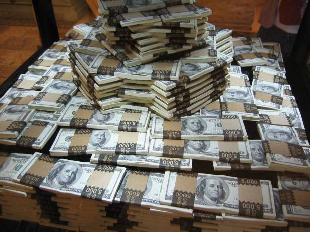 ارتفاع الدولار وسط توقعات حول مستقبل الفائدة الأميركية