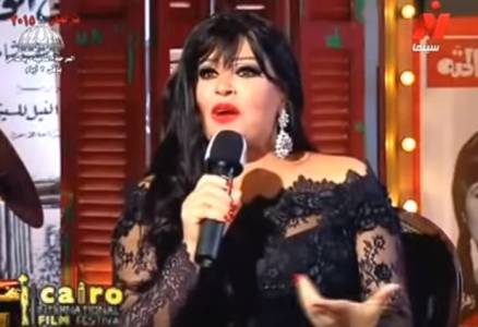 بالفيديو ..“الأم المثالية” تقرأ القرآن على مزاجها وتخطئ !
