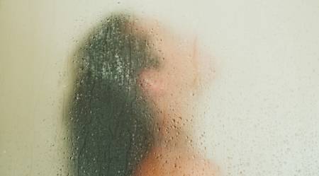 في دبي.. رجل يراقب جارتيه أثناء الاستحمام بكاميرا خفية