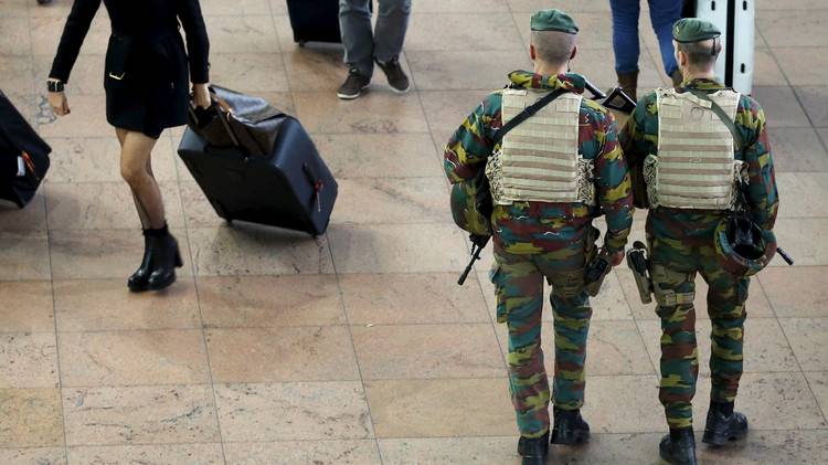 رئيس الوزراء البلجيكي: نخشى من هجمات مماثلة لهجمات باريس وسنغلق المدارس غدا