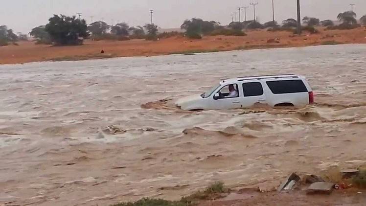 السعودية.. الفيضانات تتسبب في مصرع 10 أشخاص وتشريد أسرة