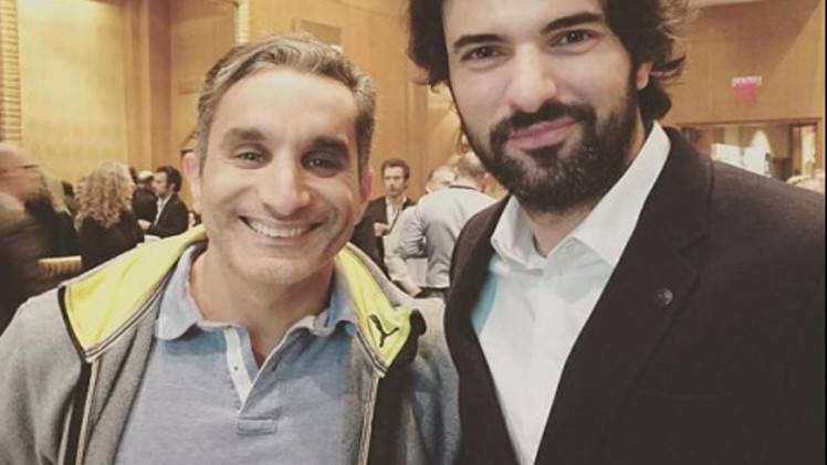 باسم يوسف يلتقط صورة مع "كريم" التركي وسيكون أول عربي يوزع جوائز إيمي