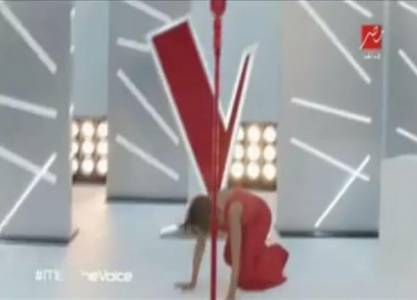 لحظة سقوط شيرين على مسرح The Voice (فيديو)
