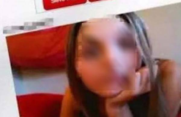 طالبة مغربية توقع باستاذ جامعي عبر "سكايب" وتصوره في اوضاع مخلة