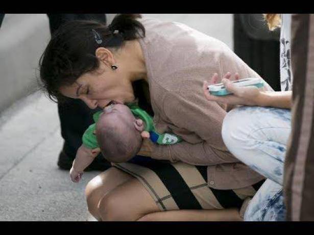 شاهد.. امرأة تعيد ابن أخيها الرضيع إلى الحياة!!