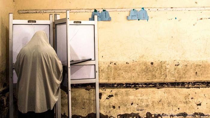 المصريون يواصلون الإدلاء بأصواتهم في الانتخابات التشريعية