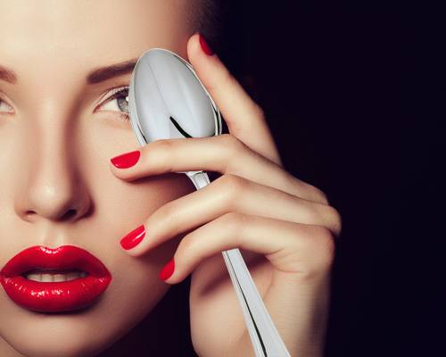 بالفيديو.. كيف تستخدمين الملعقة لوضع الـ "ايلاينر"؟