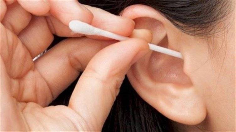 معلومات هامّة.. هل يجب تنظيف الأذن بعيدان القطن؟