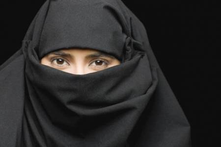 موظفة سعودية تتعرى أمام زملائها!