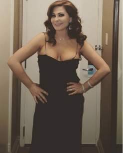 بالصورة: ثدي إليسا كاد يخرج من الفستان