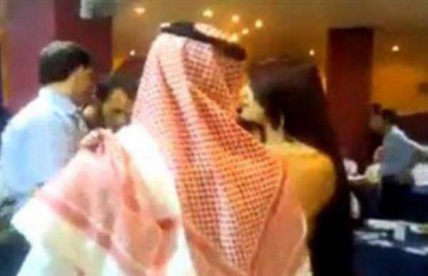 فضيحة خليجي يدعي المرض ليصرف مال زوجته على راقصة!