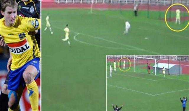بالفيديو: لاعب يصدم الجميع.. ترك الملعب لقضاء حاجته!