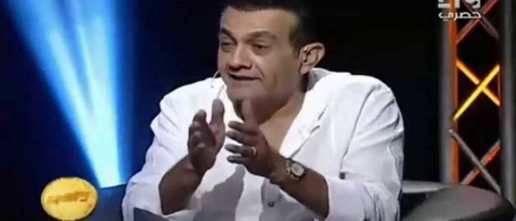 بالفيديو.. مكالمة هاتفية تفقد مذيعا أعصابه