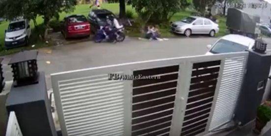 ماذا فعلت فتاة لشاب حاول سرقتها في وضح النهار فيديو