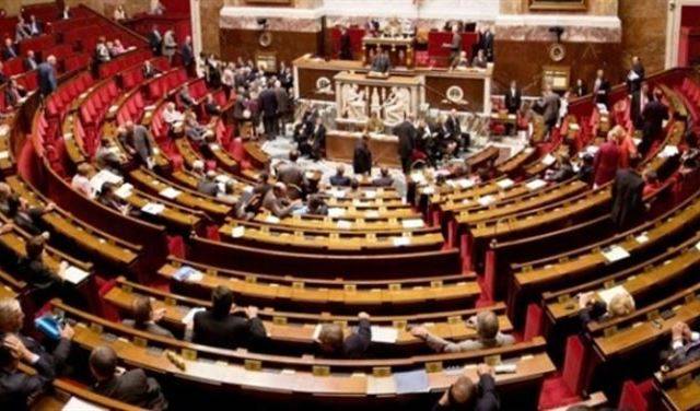 النواب الفرنسيون يقرون تمديد الضربات الجوية في سوريا