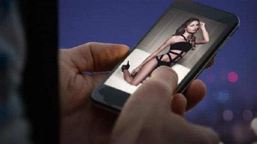 احذر هذا التطبيق الإباحي... يلتقط صورك عارياً ويبتزّك بها