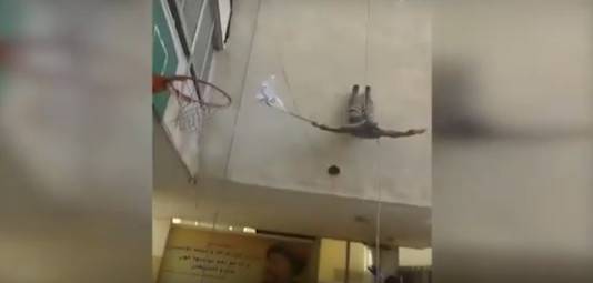 بالفيديو.. سقوط طالب بالجامعة اللبنانية!