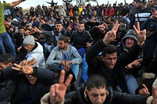المهاجرون عالقون عند الحدود اليونانية-المقدونية بعد اغلاق طريق البلقان