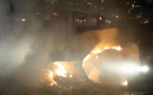 حريق كبير للنفايات تحت جسر المعاملتين