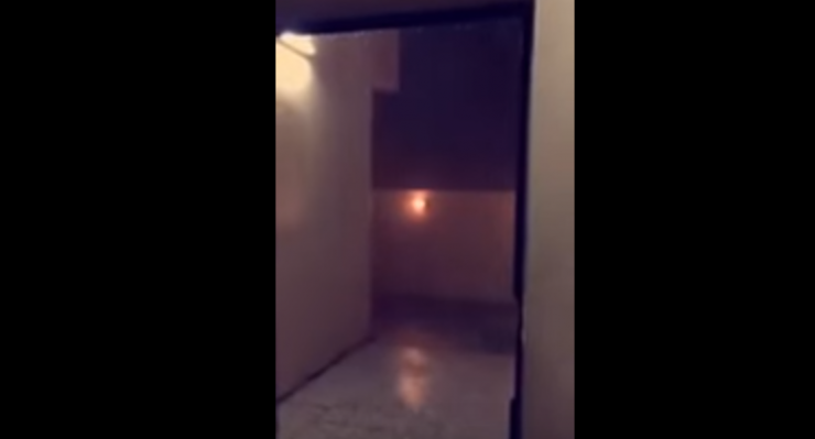 فيديو مرعب -  لحظة صعق البرق لفتاة أثناء تصوير الأمطار !!