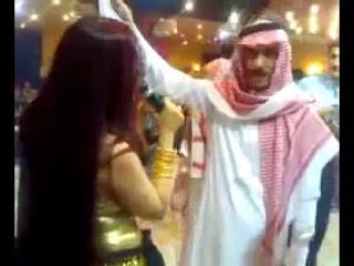 يدّعي المرض ليصرف مال زوجته على راقصة في ملهى ليلي