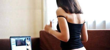 فضيحة مدوية.. طالبة توقع بأستاذ جامعي عبر "سكايب" وتصوره بوضعيات مخلّة