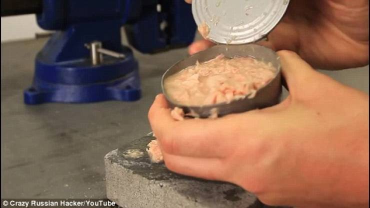 فيديو|أسهل طريقة لفتح علب التونة باليد فقط !!