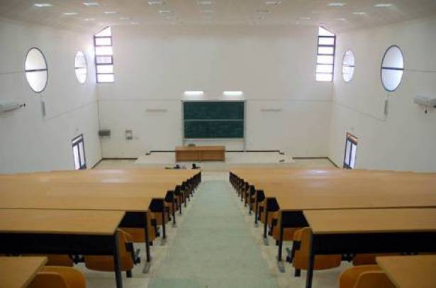 السجن 12 عاما لأستاذ جامعي بعدما ارغم طالبا على تناول براز