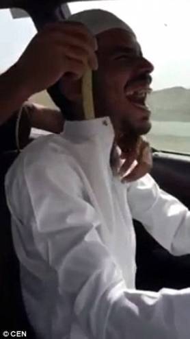 بالفيديو- وضع ثعبانا داخل ملابس صديفه وهو يقود السيارة.. اليكم ما حصل