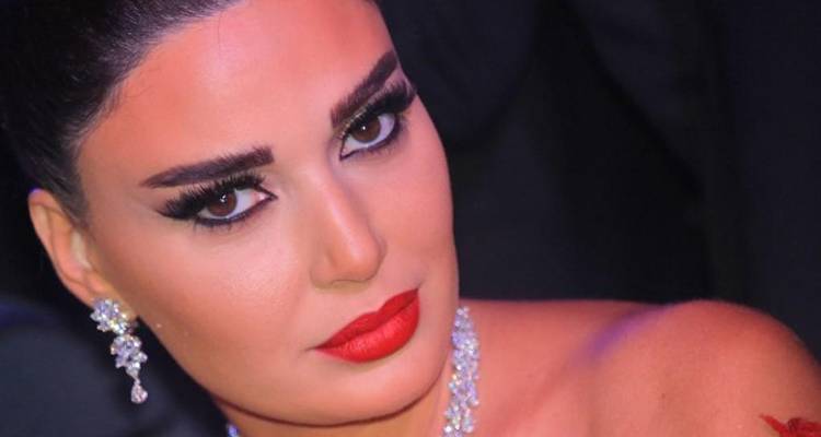 بالفيديو: لماذا تخفي سيرين عبد النور وجه ابنتها؟