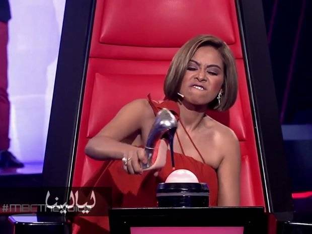 بالفيديو: ايضا وايضا... شيرين عبد الوهاب لم تنج من حذائها