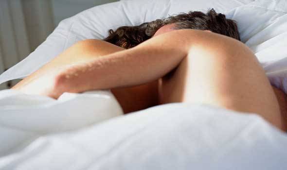 فتحت الباب وجدت زوجها مع عشيقته فماذا حدث؟