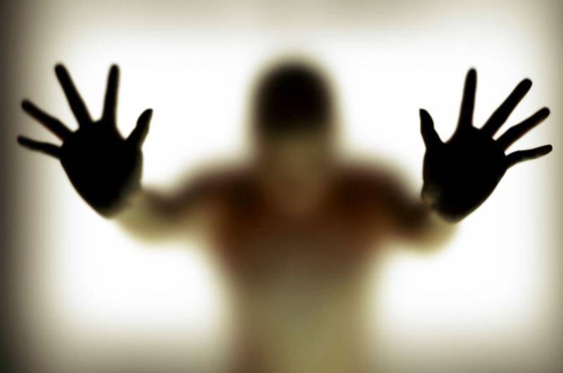 هذه قصتي وهكذا اعتدت علي مجموعة من النساء