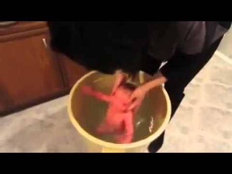 فيديو صادم.. خادمة تعذب طفل رضيع أثناء الاستحمام!!