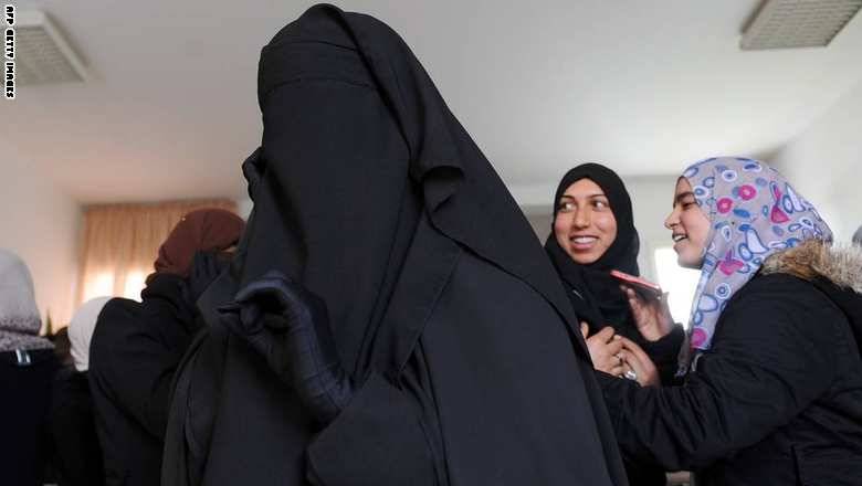 إقليم سويسري يمنع ارتداء البرقع.. ويفرض غرامات ثقيلة على من يخرقن القانون