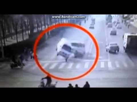 بالفيديو- لغز حادث غريب يعجز عن تفسيره الملايين
