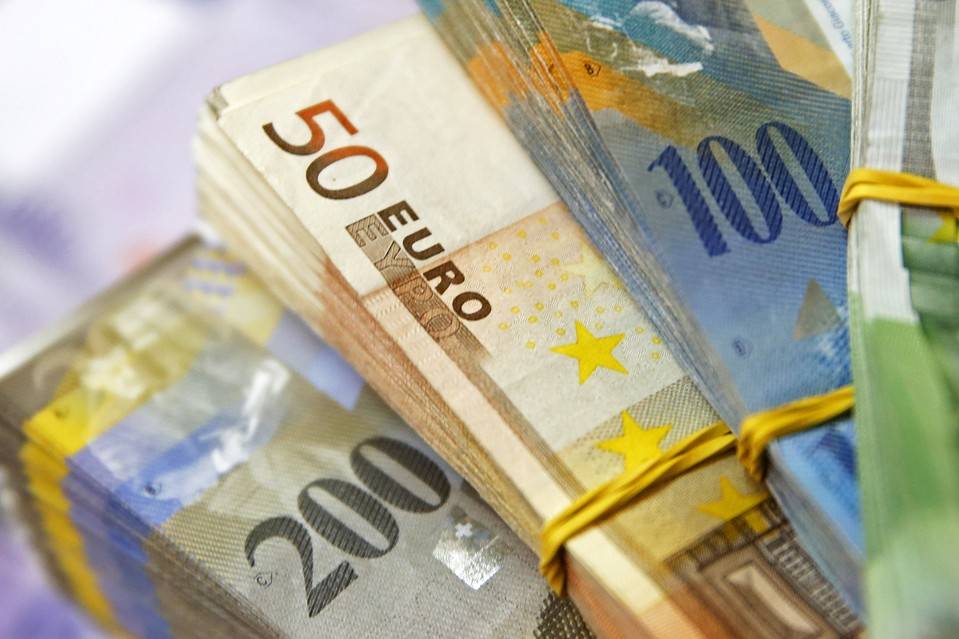 الفرنك السويسري يهبط لأدنى مستوى في 5 سنوات أمام الدولار