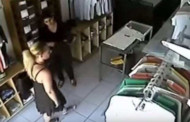 فيديو: فتاة حسناء تغافل بائعة وتسرق قطعة ملابس