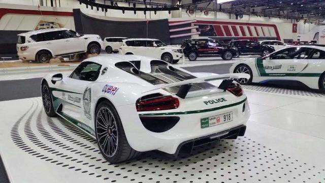البورش جديد شرطة دبي في سيارات المطاردة!!