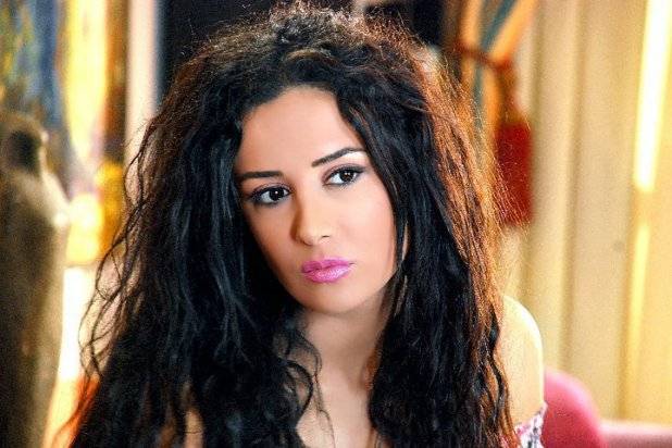فضيحة: كندة حنا تكشف عن بطنها!